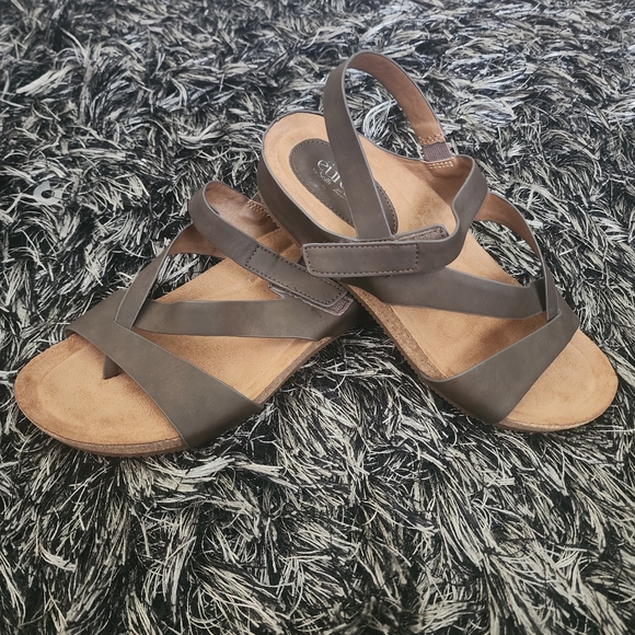 Elegant Brown Strappy Sandals - Picture 1 of 4